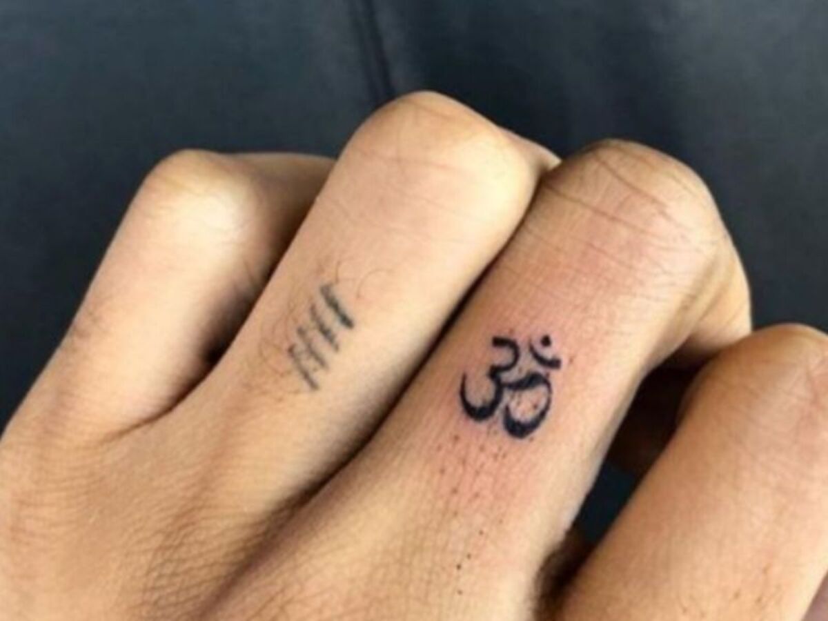 Hình xăm mini chữ Nhẫn ở ngón tay tuy nhỏ nhắn nhưng nhiều ý nghĩa
