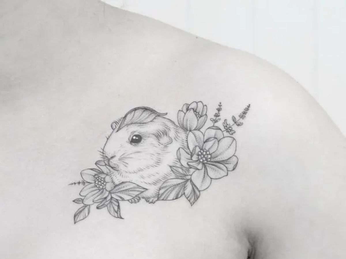 Mẫu tattoo chú chuột và hoa trước ngực cho nam