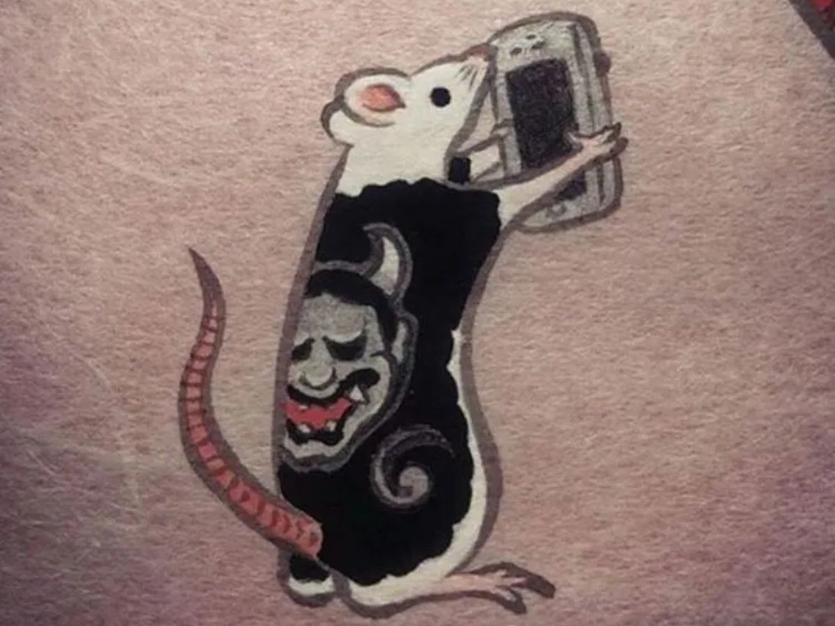 Mẫu tattoo chuột cầm điện thoại cực kỳ đáng yêu