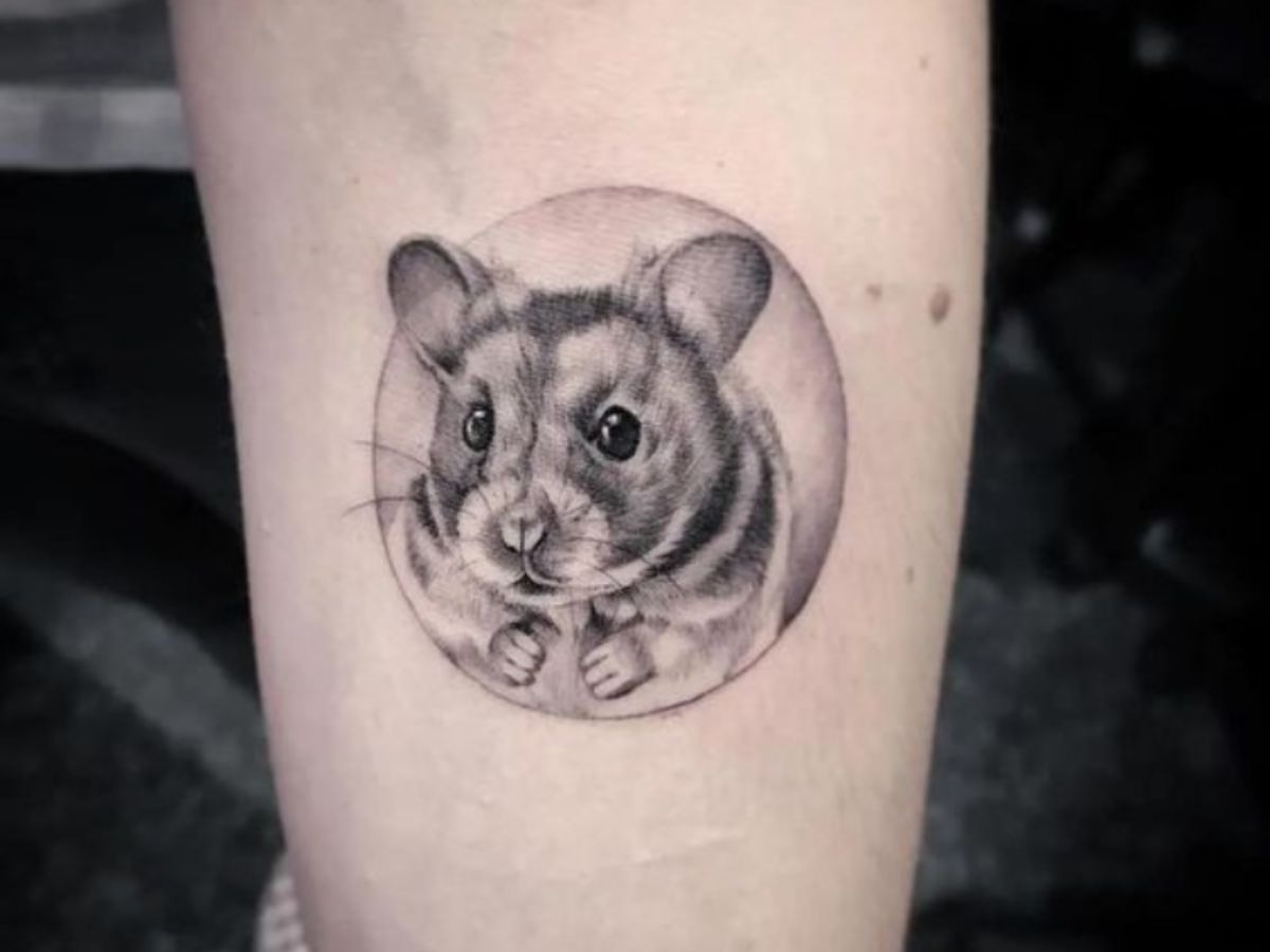 Mẫu tattoo khắc họa chi tiết hình ảnh chú chuột nhỏ