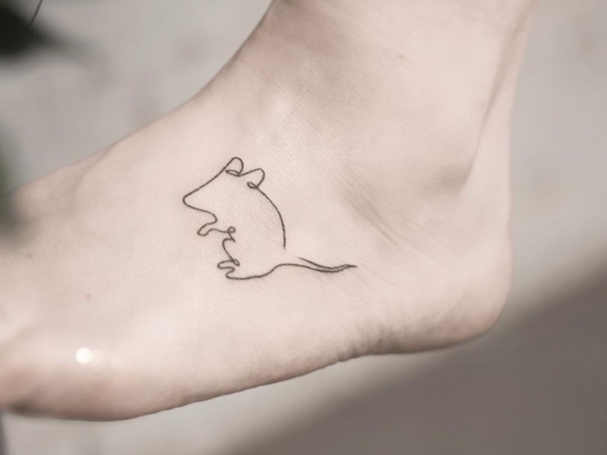 Xăm hình con chuột mini ở bàn chân đơn giản mà sáng tạo