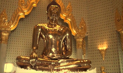 Mơ thấy tượng Phật bằng vàng báo hiệu rằng bạn sẽ đỗ đạt hoặc thăng tiến trong công việc
