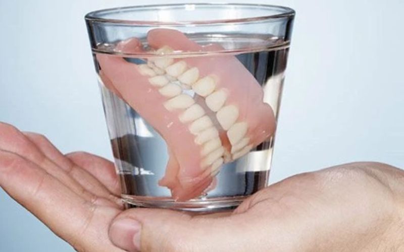 Mơ thấy răng giả trong cốc nước là lời cảnh tỉnh đến lối sinh hoạt của bạn