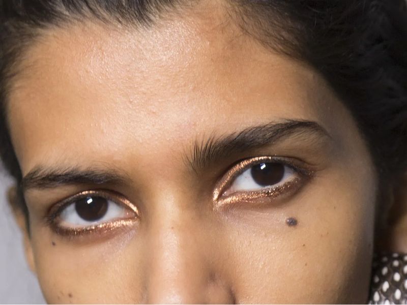 Người có nốt ruồi ở dưới mắt thường gặp nhiều khó khăn