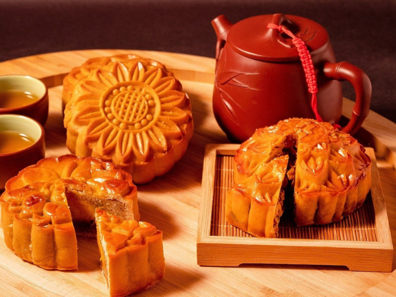 Bánh trung thu là món ăn truyền thống trong mỗi dịp Rằm tháng Tám của người Việt