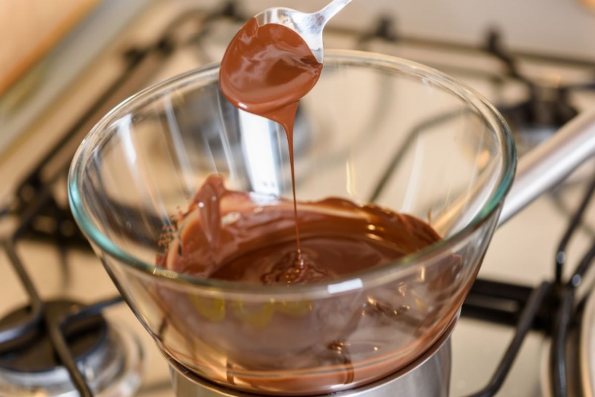 Khi nấu chảy socola bạn cẩn thận kẻo bị bỏng nhé.