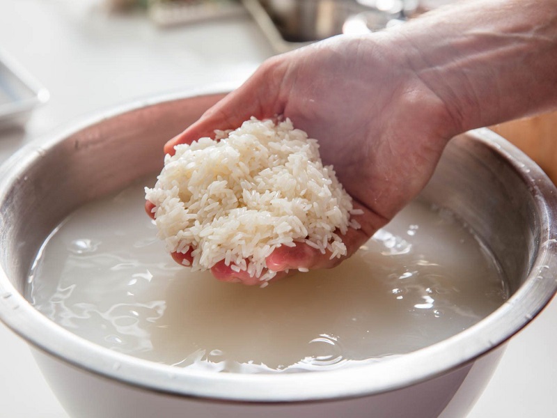 Ngâm gạo trước khi nấu thực hiện cách nấu cháo cá hồi cà rốt thơm ngon hơn