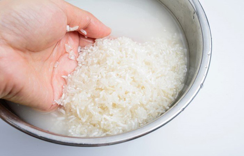 Vo sạch gạo với nước