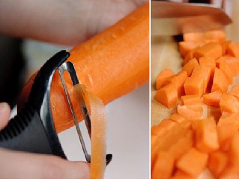 Cà rốt sau khi làm sạch, bạn gọt vỏ và cắt nhỏ
