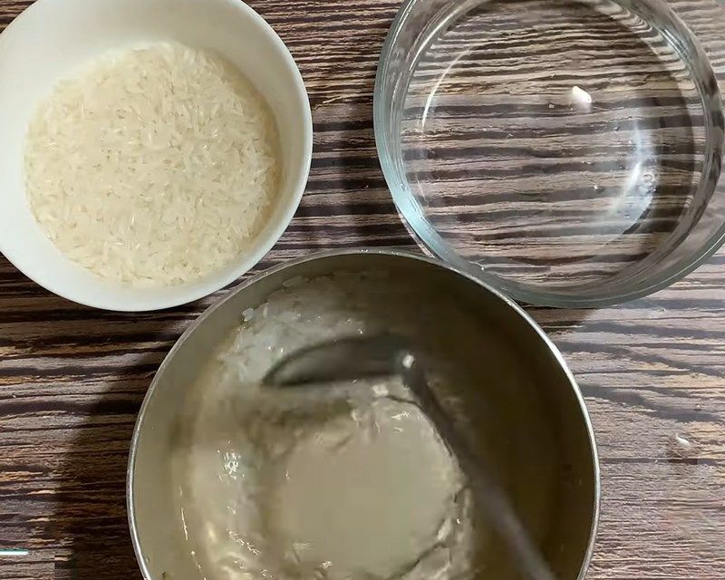 Trước khi thực hiện vo gạo, bạn cần làm sạch tay và các dụng cụ nấu ăn