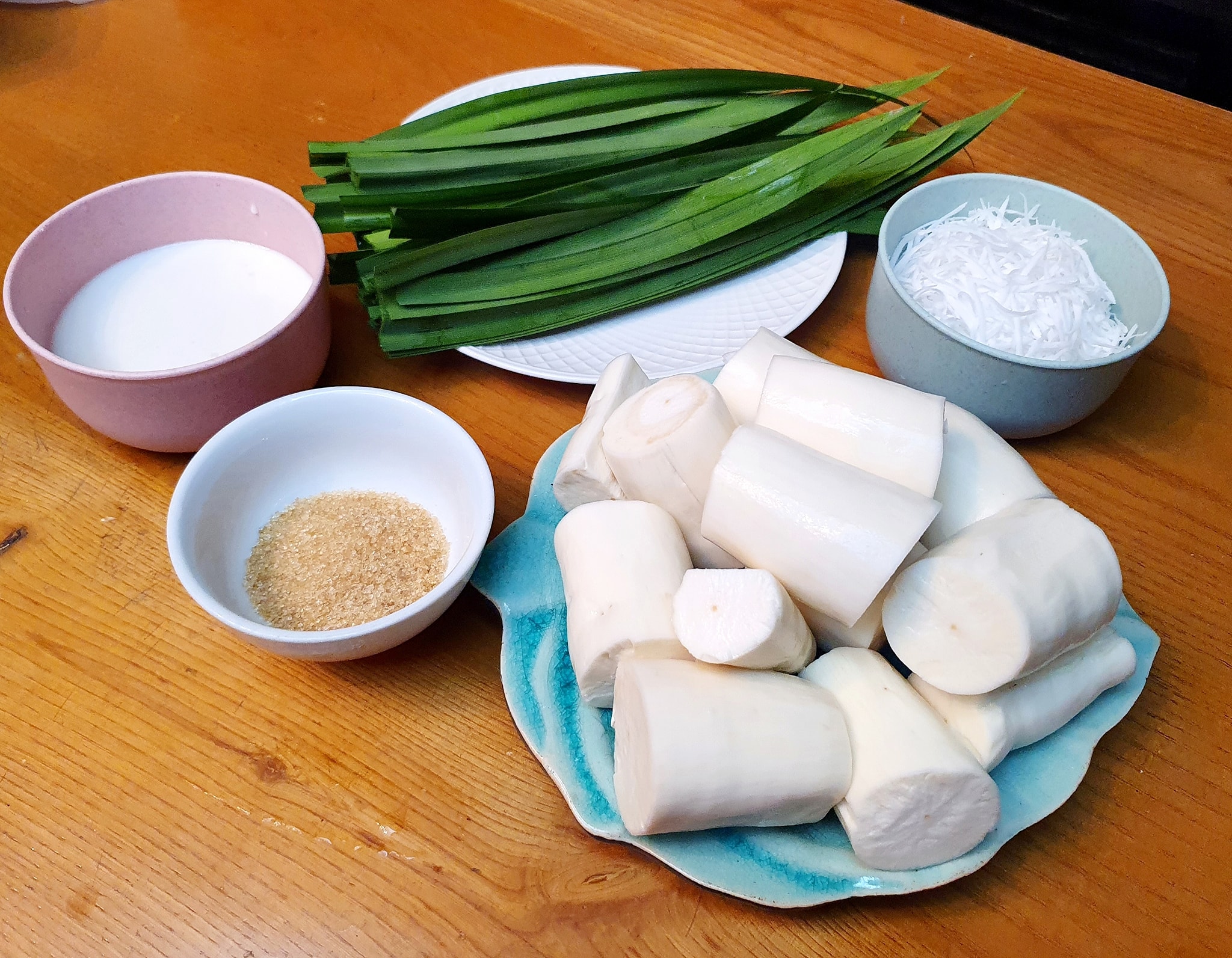 Một số nguyên liệu nấu chè khoai mì nguyên củ nước cốt dừa