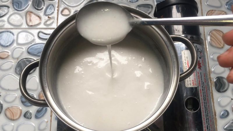Nấu nước cốt dừa cùng đường và muối đến khi tan hoàn toàn thì cho bột vào nấu cùng