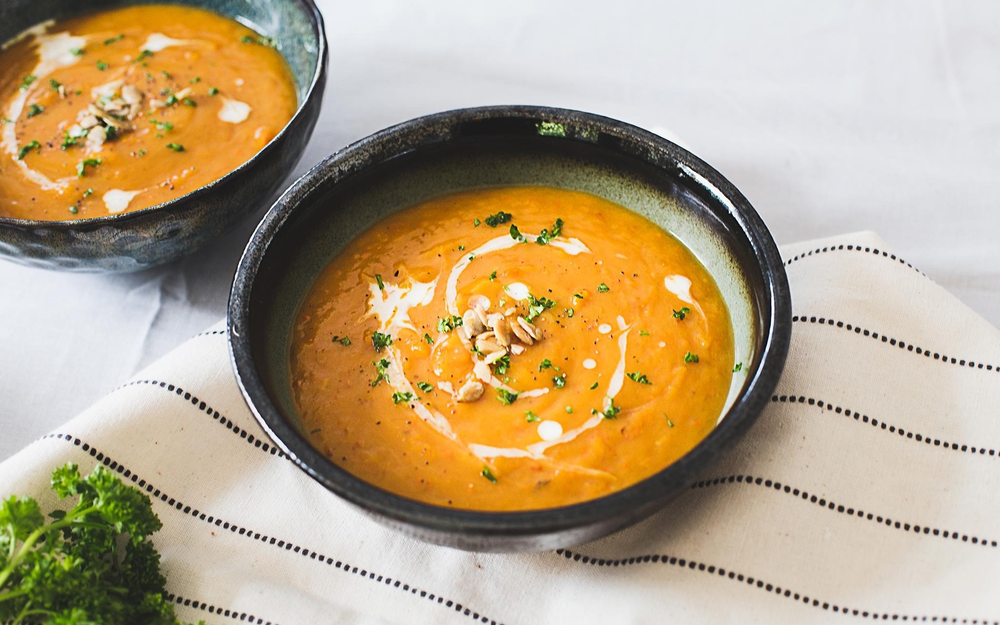 Trong các công thức hướng dẫn cách nấu món soup cho bé, soup bí ngô là món ăn vô cùng quen thuộc