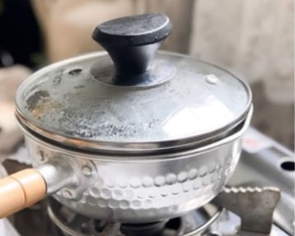 Đun sôi 500ml nước ở nhiệt độ 100 độ C. Sau đó, tắt bếp, cho 25g hồng trà hoặc 3-4 túi lọc trà vào nước