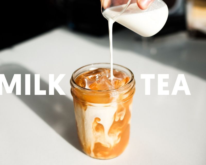 Cho 500ml sữa tươi không đường vào hỗn hợp trà vừa ủ vào nồi đun sôi, vừa đun vừa khuấy đều tay để hỗn hợp hoà quyện vào nhau