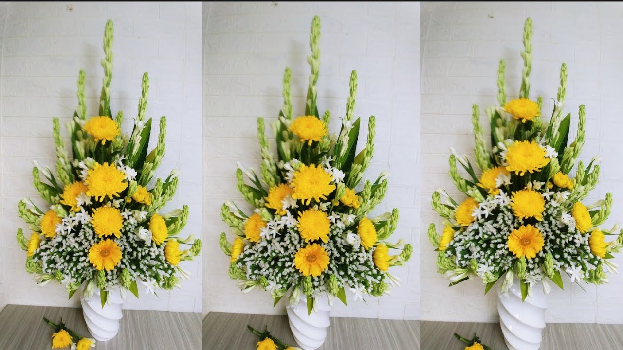 Cắm hoa cúc trong bình sứ để chưng bàn thờ ngày tết là kiểu phổ biến nhất