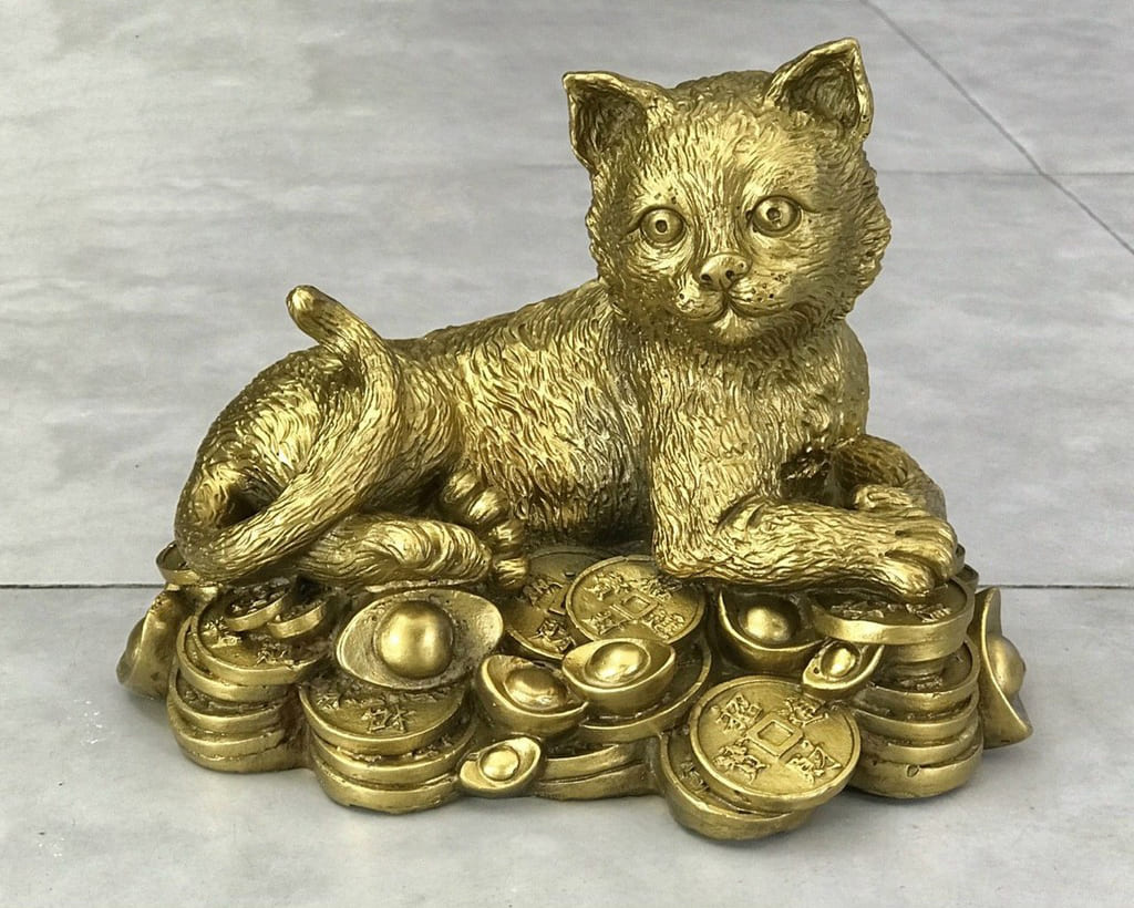 Tượng Mèo ôm tiền vàng với hy vọng mang lại nguồn năng lượng tích cực và những điều may mắn đến với cặp vợ chồng tuổi Ất Mão