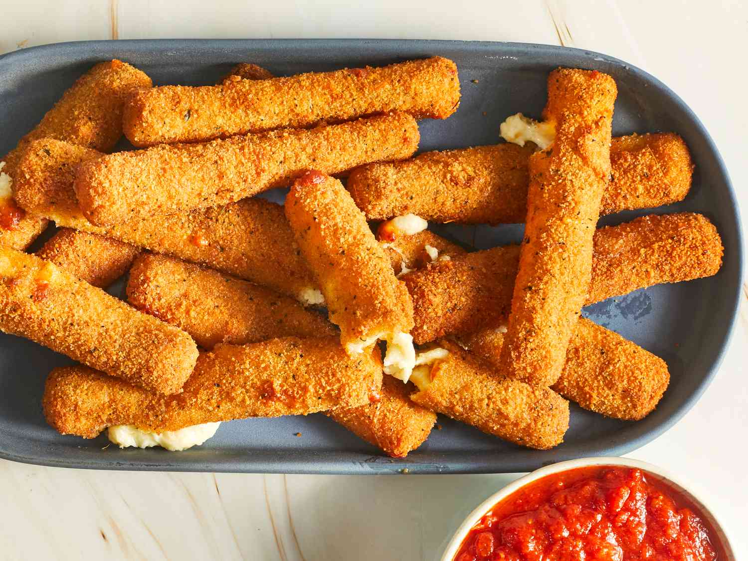Cheese stick có thể ăn kèm cùng nhiều món khác nhau