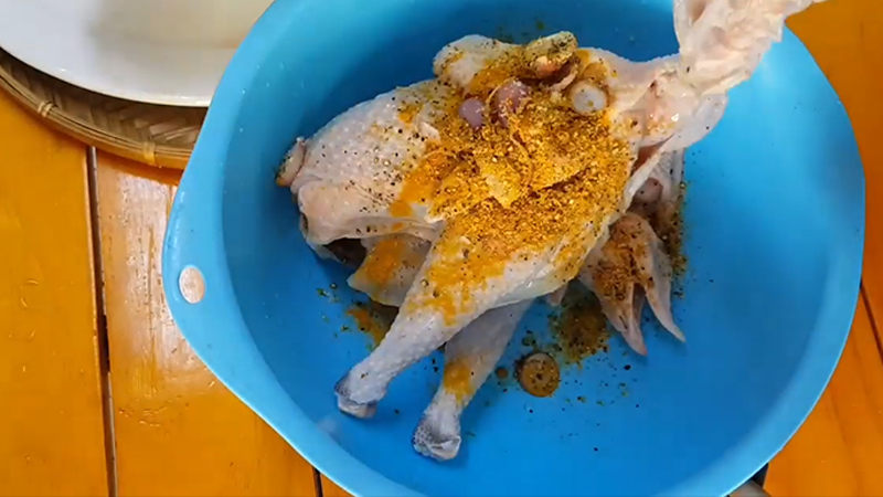 Ướp gà cho thấm gia vị trước khi chế biến gà hấp hành để thịt thơm và ngon hơn