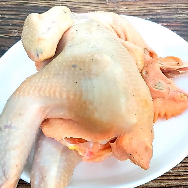 Để làm gà hấp mía thơm ngon, bạn cần sơ chế các nguyên liệu thật sạch
