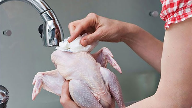 Để làm gà hấp muối thơm ngon, bạn cần sơ chế nguyên liệu thật kỹ