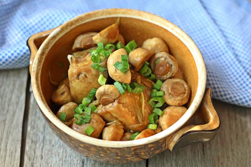 Gà kho nấm_Thành phẩm món gà kho nấm có hương vị thơm ngon tự nhiên và thịt gà chín mềm
