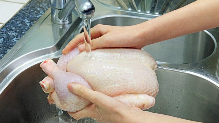 Sơ chế gà trước khi thực hiện nấu