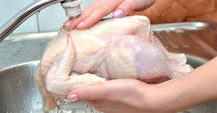 Rửa sạch gà trước khi nấu