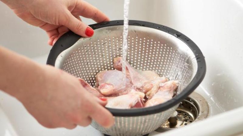 Rửa đùi gà sau khi ngâm nước muối