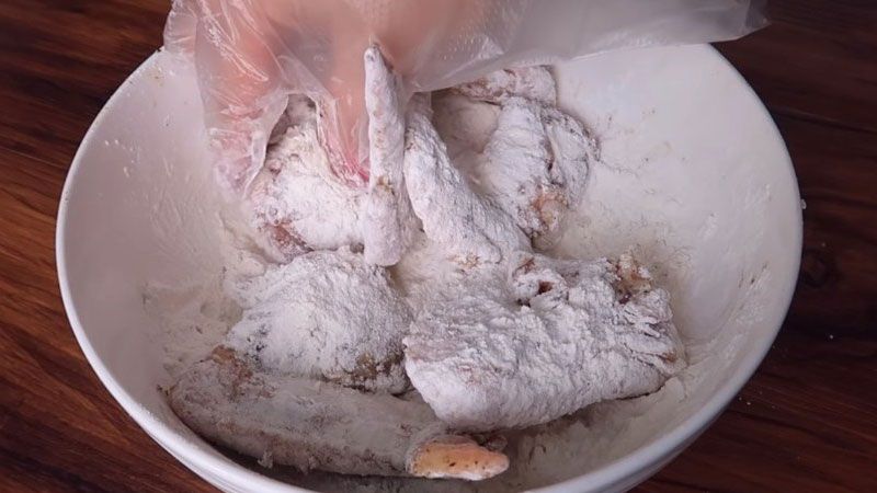 Lặn gà với bột và trộn đều tay