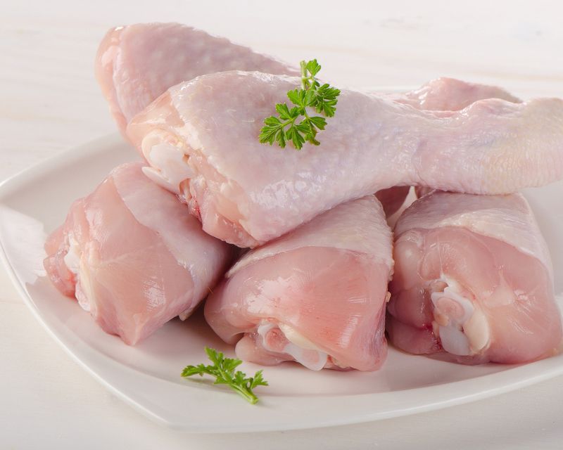 Thịt gà vẫn giữ được màu hồng tự nhiên, mỡ vàng, lớp da ngoài mỏng