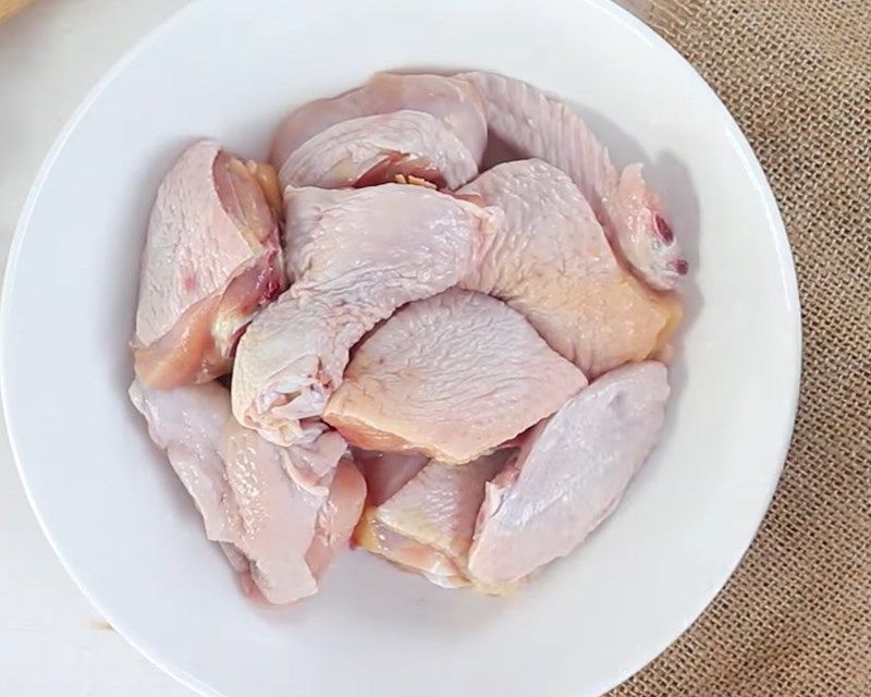 Thịt gà sau khi mua về, bạn cần làm sạch rồi sơ chế thành từng miếng vừa ăn