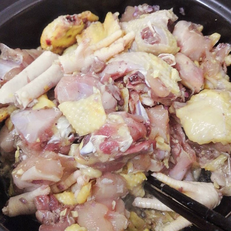 Ướp thịt gà trong khoảng 30 phút để gà thấm đều gia vị