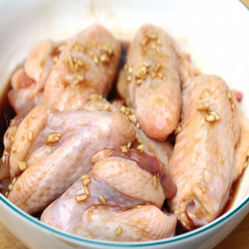 Ướp thịt gà cho thấm gia vị trước khi nấu món gà sốt xí muội