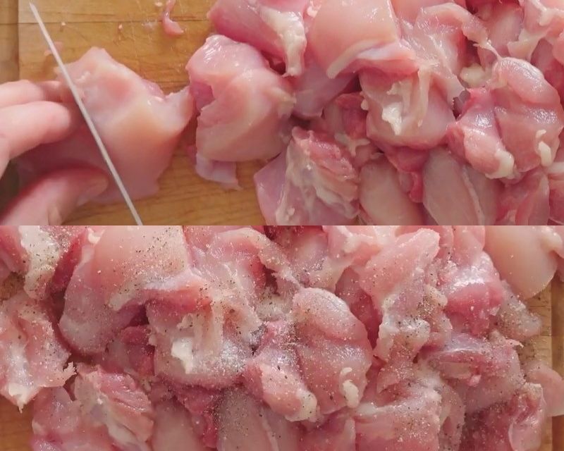 Sau khi thịt đã ráo, bạn dùng dao cắt thịt thành những miếng vừa ăn, rồi ướp thịt