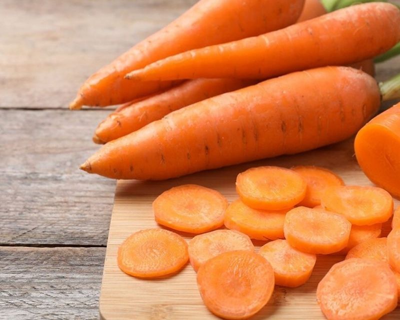 Cà rốt ngon là những củ có kích thước vừa phải, không lớn, có dáng thon, không bị sần sùi, nốt hoặc hột li ti trên bề mặt