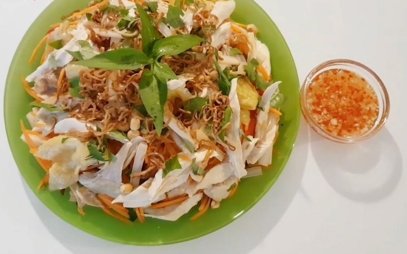 Món gỏi gà ngó sen khoai môn là một món ăn truyền thống của người Việt