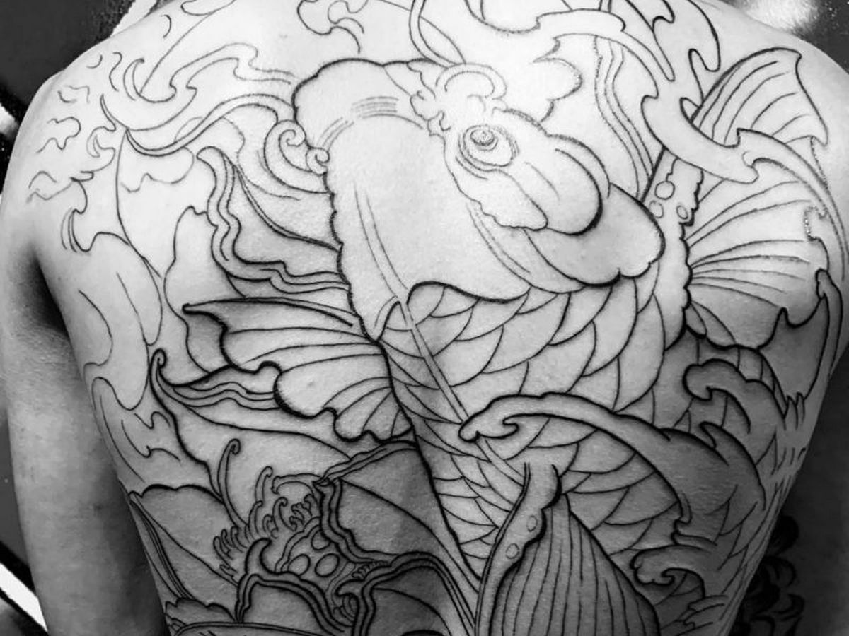 Mẫu tattoo cá chép hóa rồng màu trắng biểu tượng cho sức mạnh và sự thành công