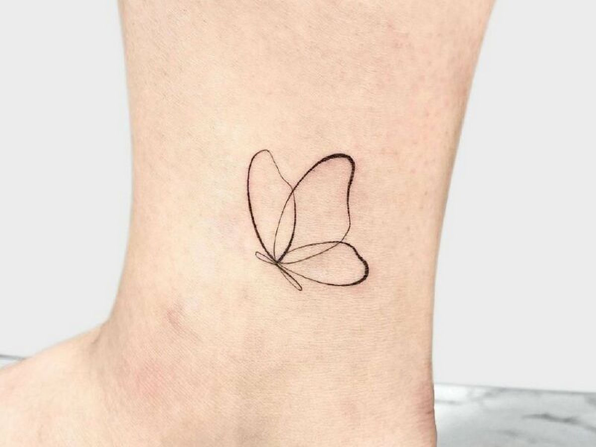 Mẫu hình xăm chân nữ cá tính với phong cách vẽ bướm tối giản