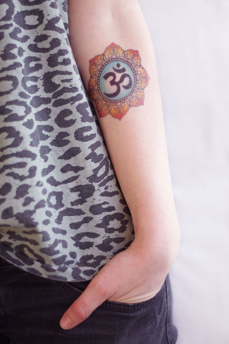 Mẫu tattoo hoạ tiết chữ Om đầy màu sắc