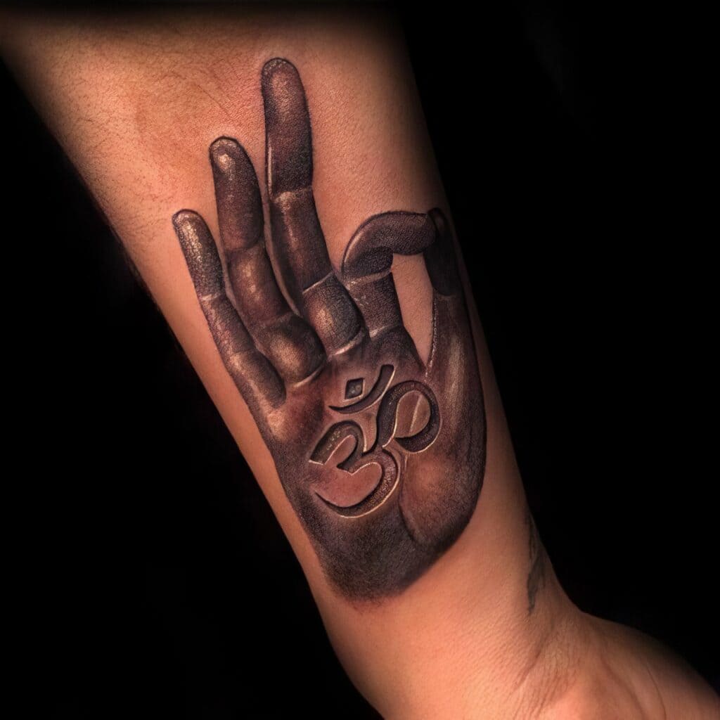 Bàn tay Phật tổ cùng câu chú chữ Om