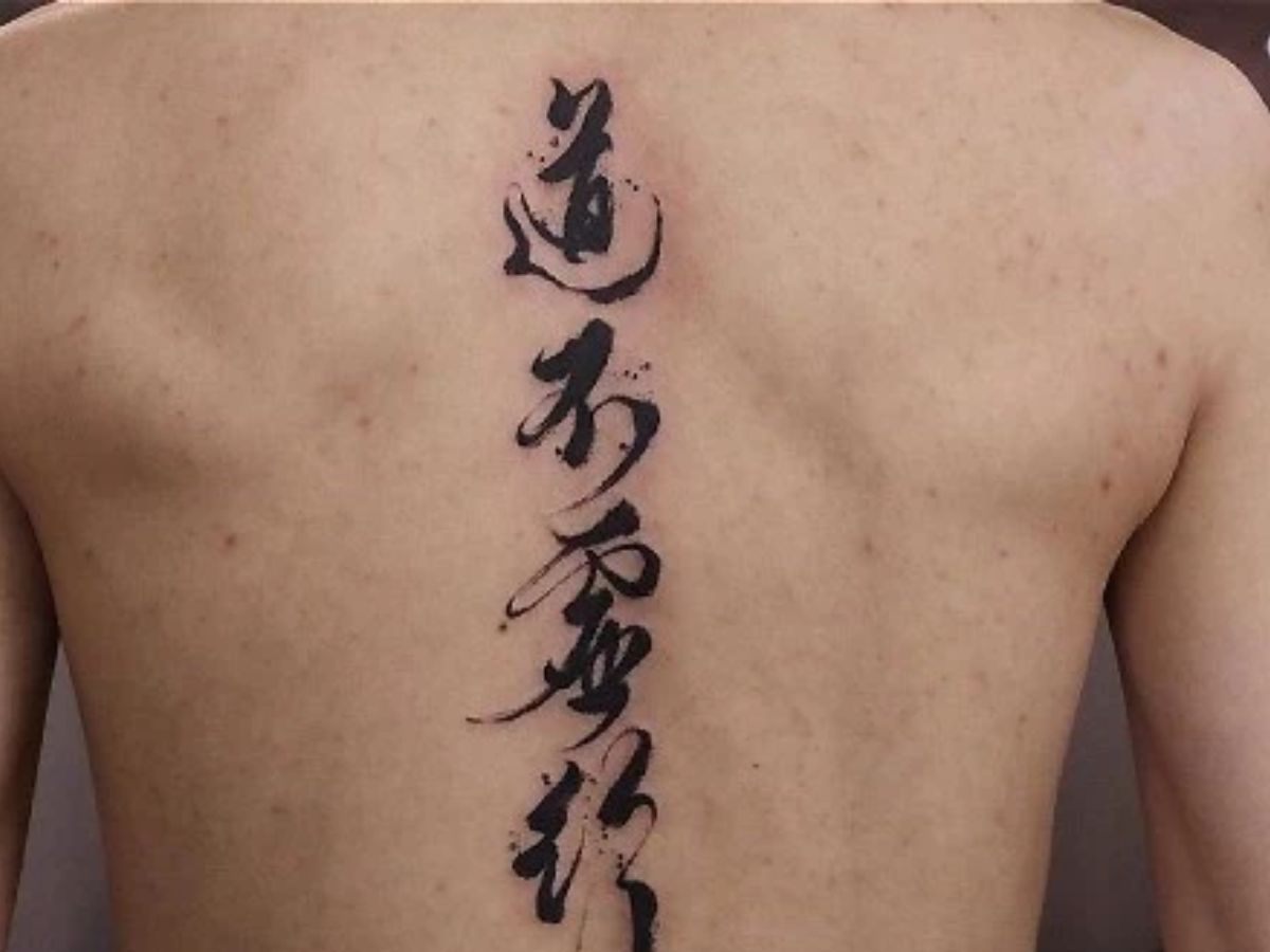 Mẫu xăm chữ Trung Quốc lên lưng đầy cuốn hút