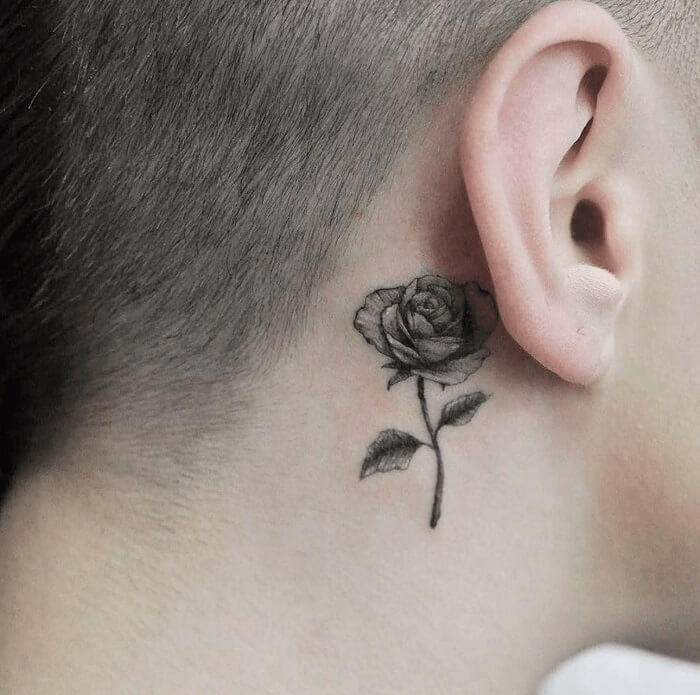Hình xăm hoa hồng ở vành tai