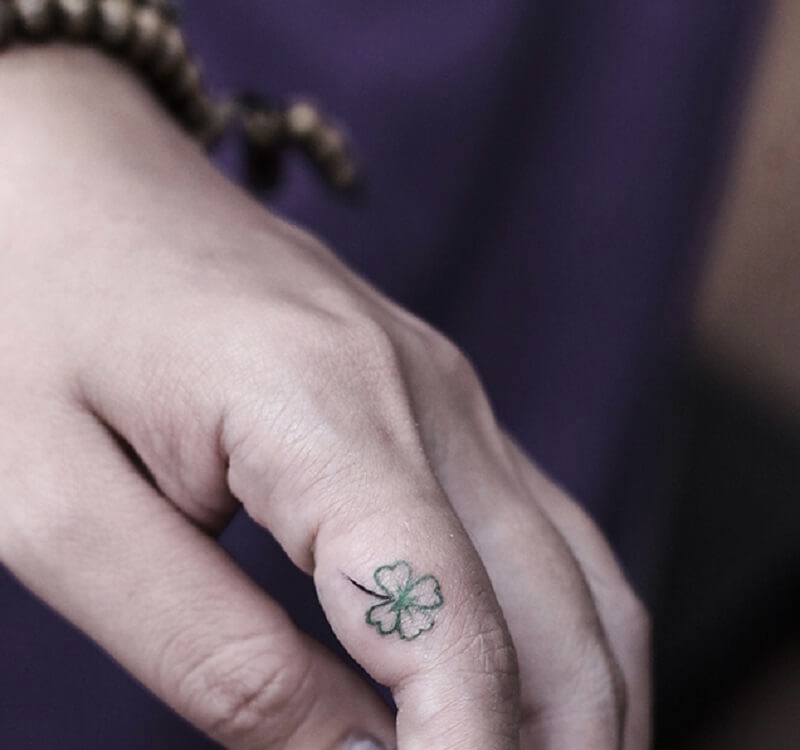 Hình tattoo cỏ 4 lá ở ngón tay mang trong mình ý nghĩa sâu sắc