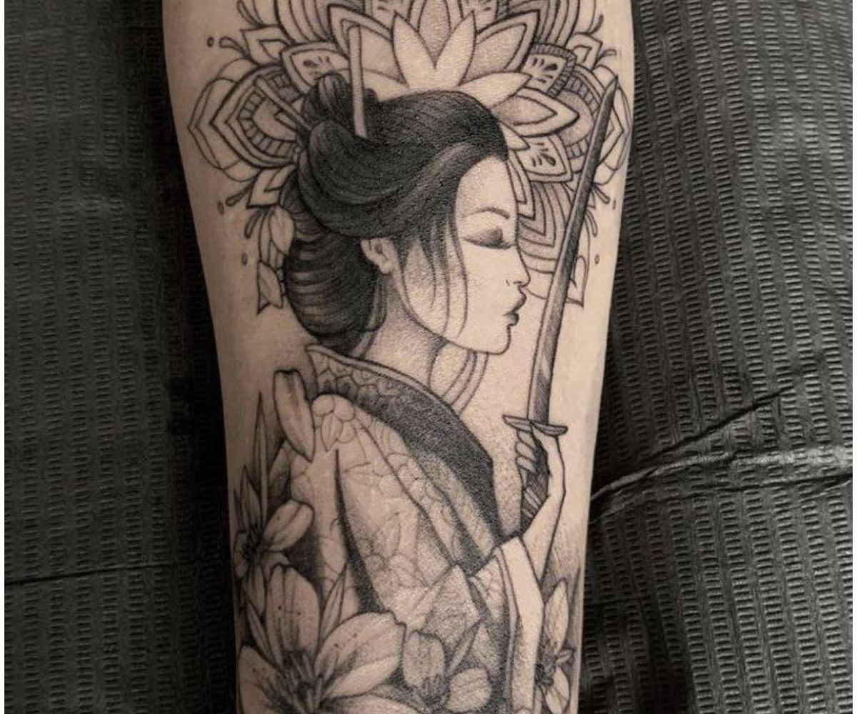  Mẫu tattoo cô gái Nhật cầm kiếm siêu phẩm trên cánh tay