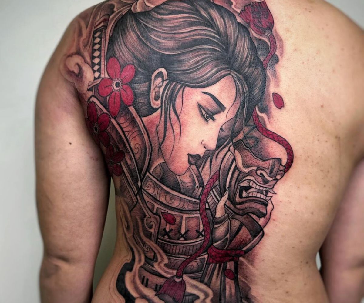 Mẫu tattoo geisha nửa lưng màu đỏ đen độc đáo cho anh em