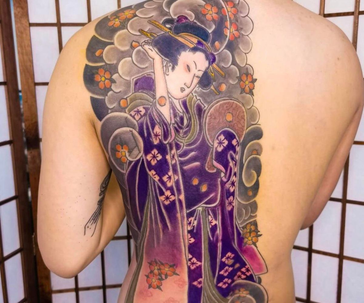 Hình tattoo geisha Nhật Bản màu tím nửa lưng hot trend 2024