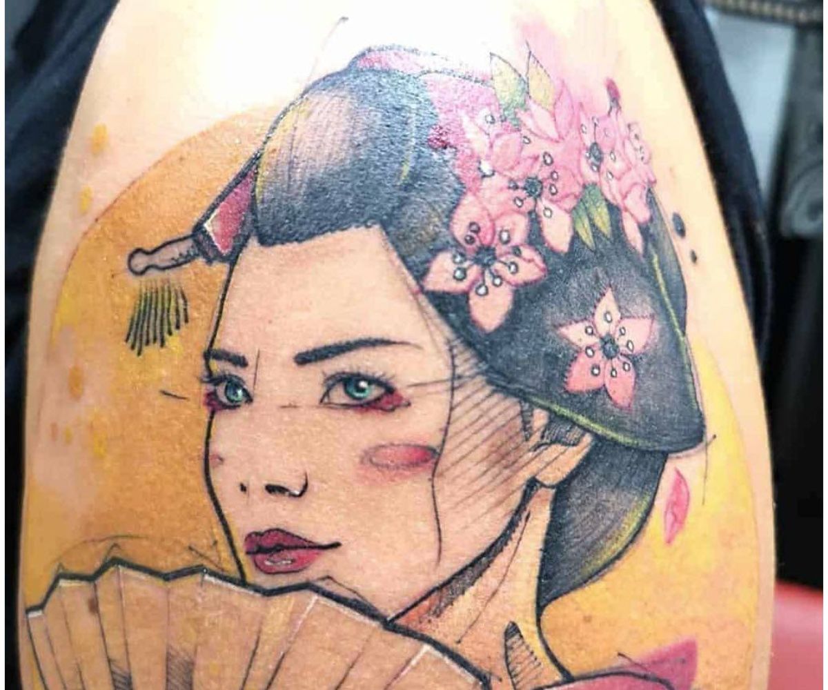 Mẫu tattoo chân dung cô gái Nhật full màu cùng hoa đào sang xịn mịn
