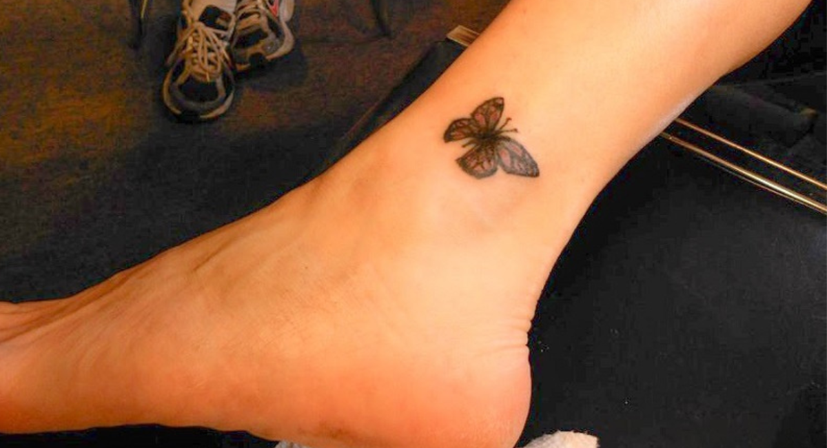 Hình xăm bướm ở cổ chân cũng rất thu hút