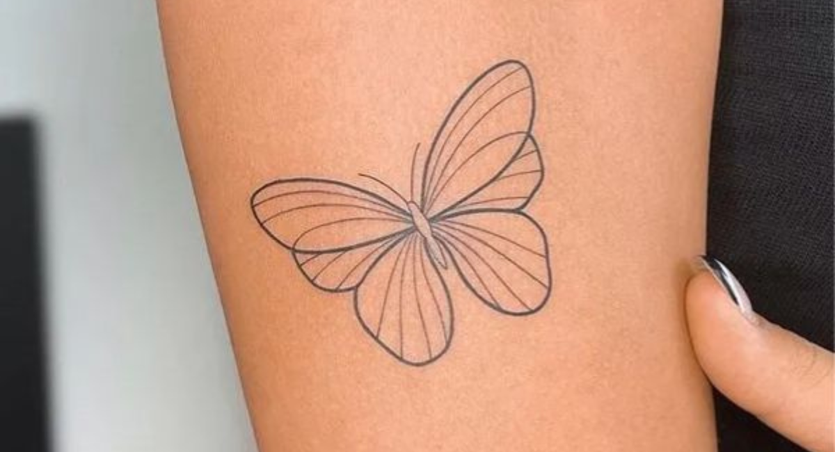 Hình xăm bướm nhỏ xinh trên cánh tay cũng đủ để bạn nổi bật
